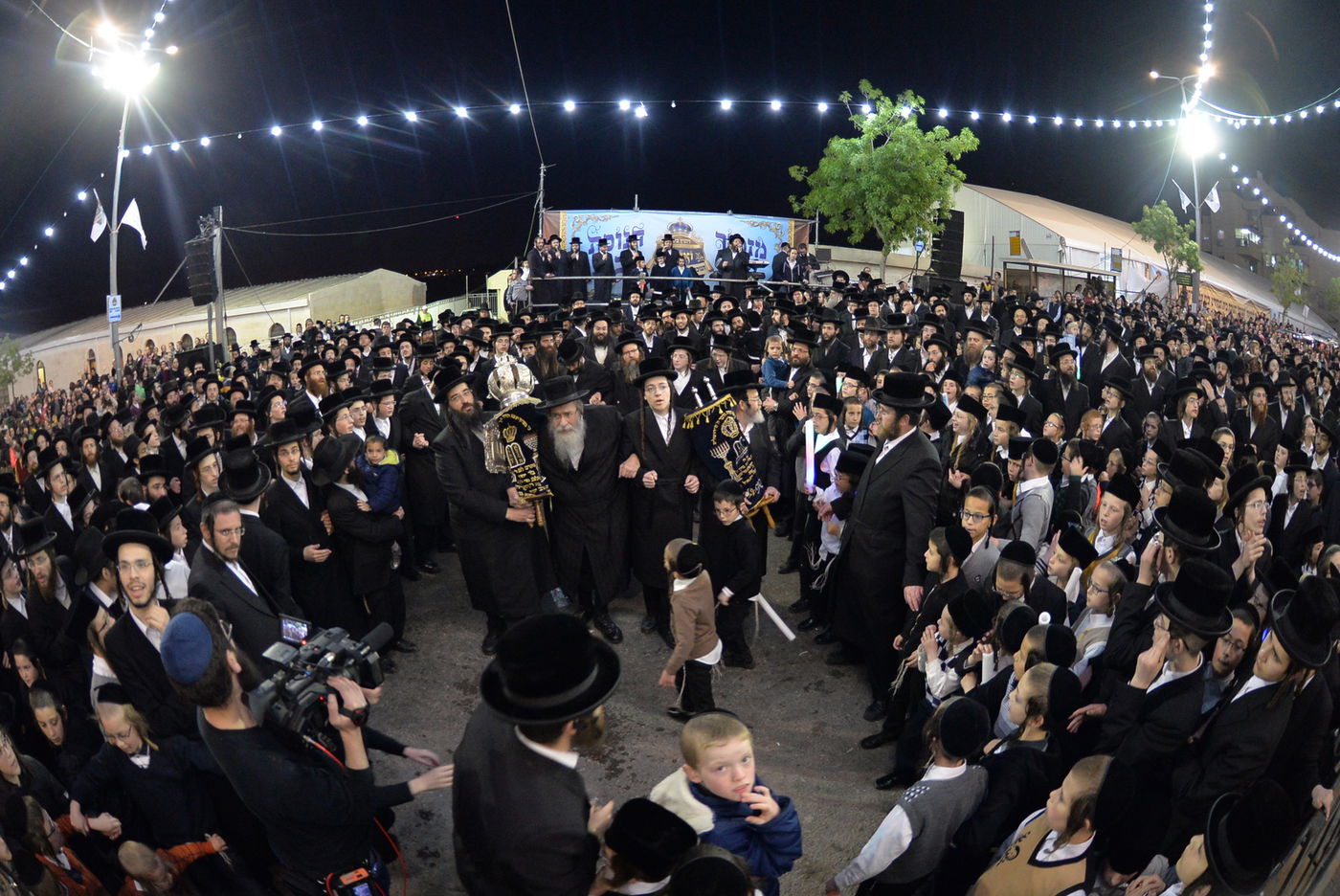 תיעוד ענק: הרבי מויז'ניץ חנך בית מדרש חדש בביתר עילית