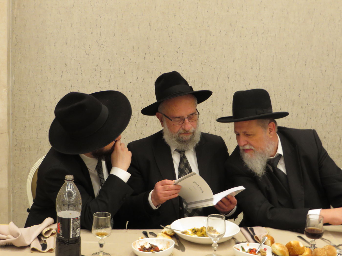 שמחת נישואי נכדת הגאון רבי יצחק הקר. צפו