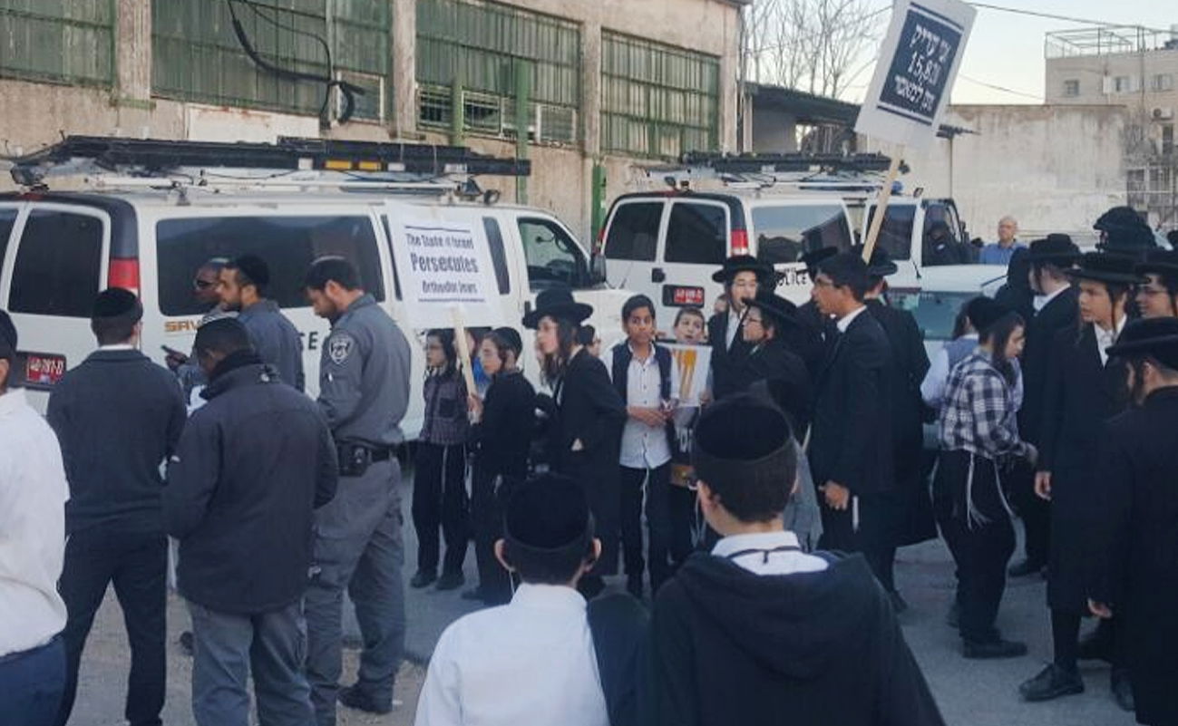 שוטרים התפללו וגודפו: "נאצים מתפללים"