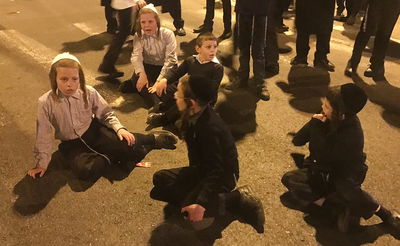 ילדים חסמו את צומת בר אילן: "שודדים, זו גזירת שמד"