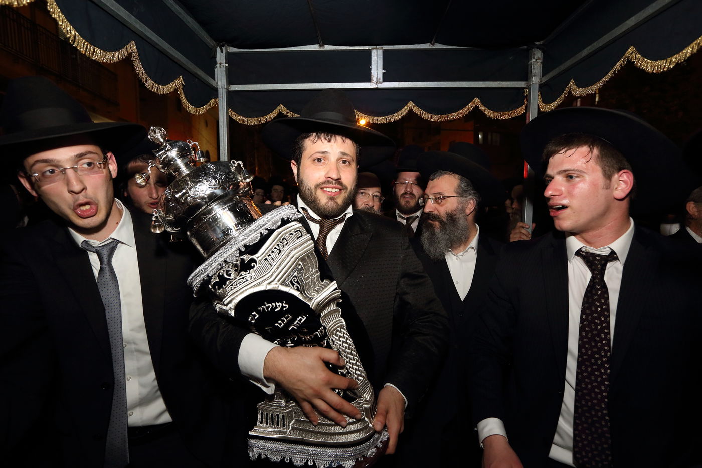 תיעוד: הכנסת ספר התורה בסטריקוב