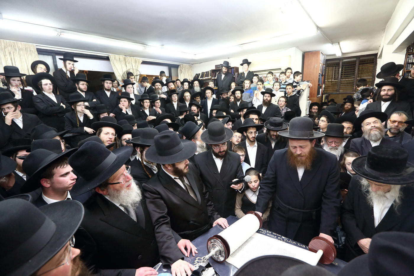 תיעוד: הכנסת ספר התורה בסטריקוב