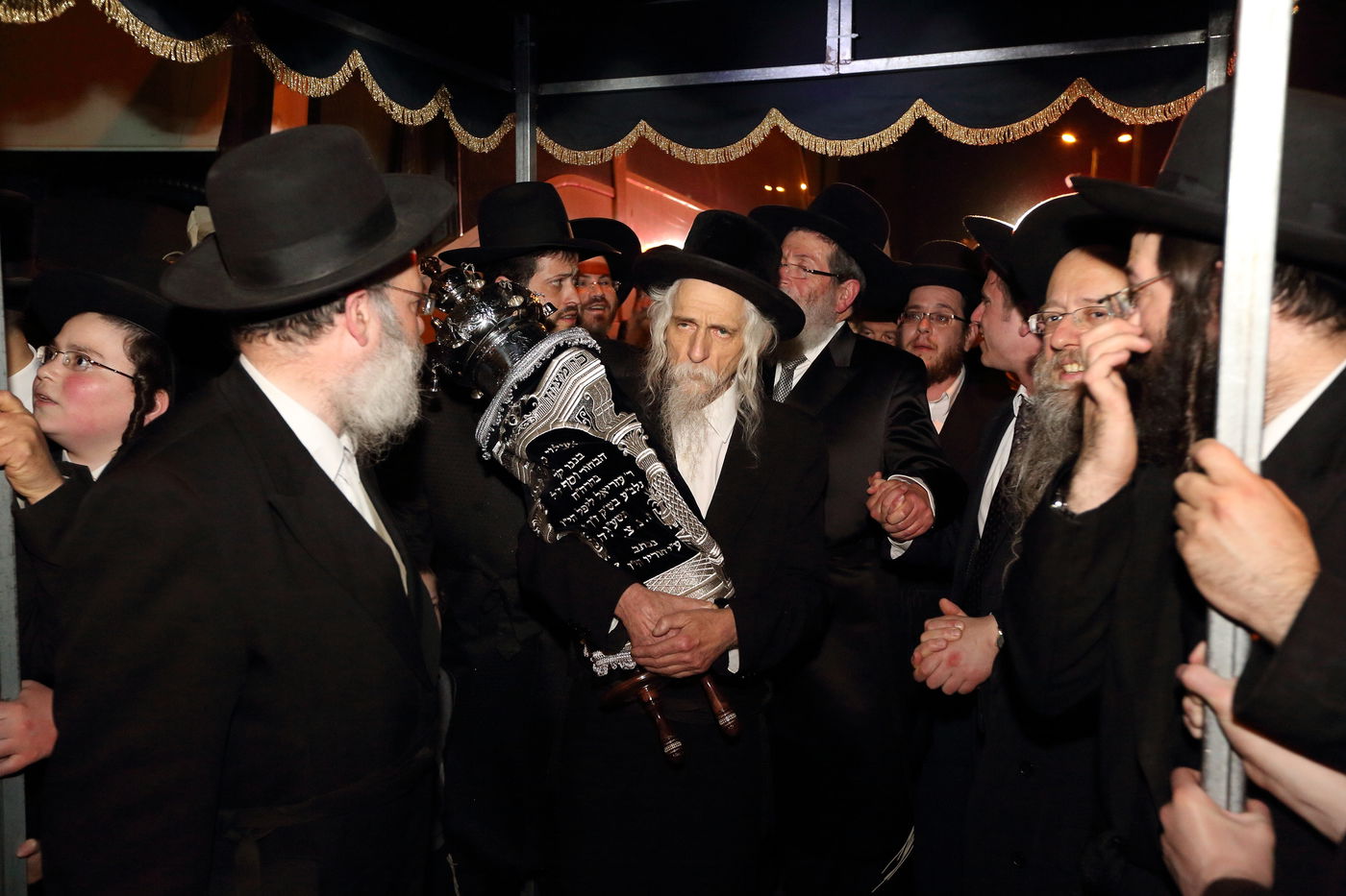 תיעוד: הכנסת ספר התורה בסטריקוב