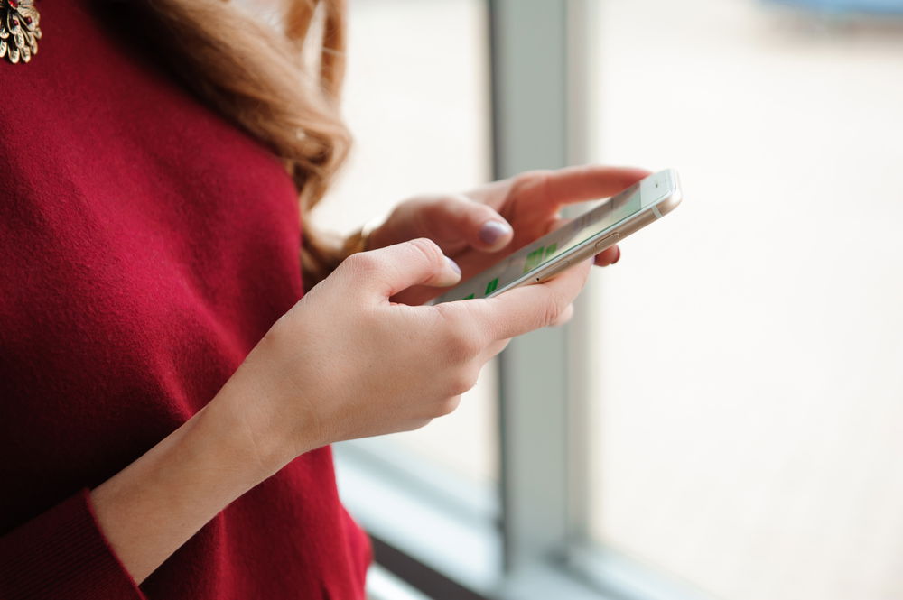 האישה שלחה מהמכשיר הסלולרי שלה הודעות שאינן הולמות. אילוסטרציה