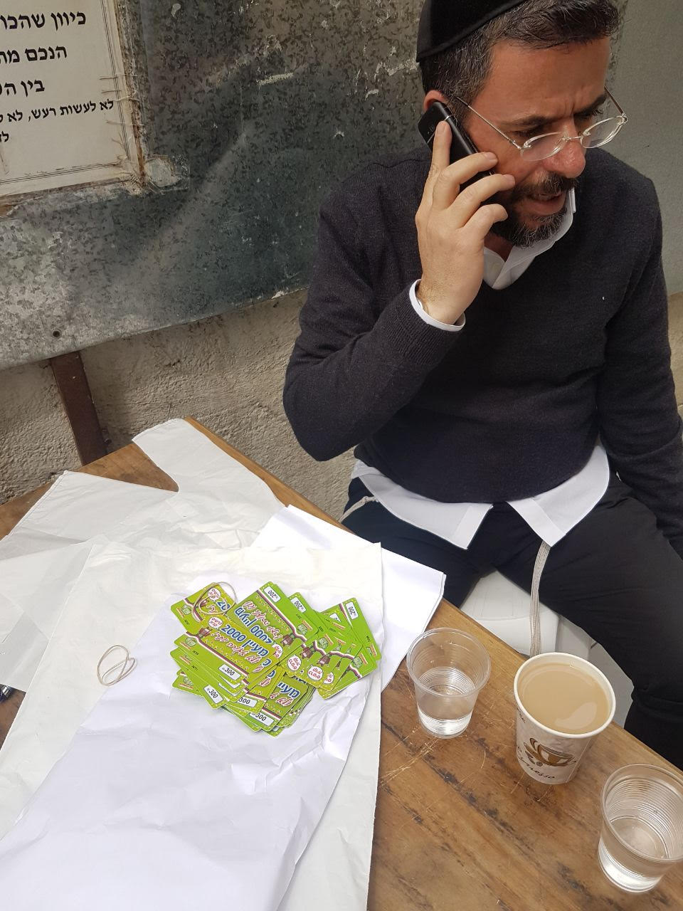 הרב ראובן בן-טוב המופקד על מצווה החשובה. באדיבות המצלם