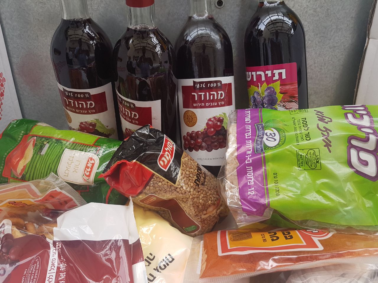 סלי מזון ומוצרי יסוד עבור נזקקים. מוסדות דור ודור. באדיבת המצלם