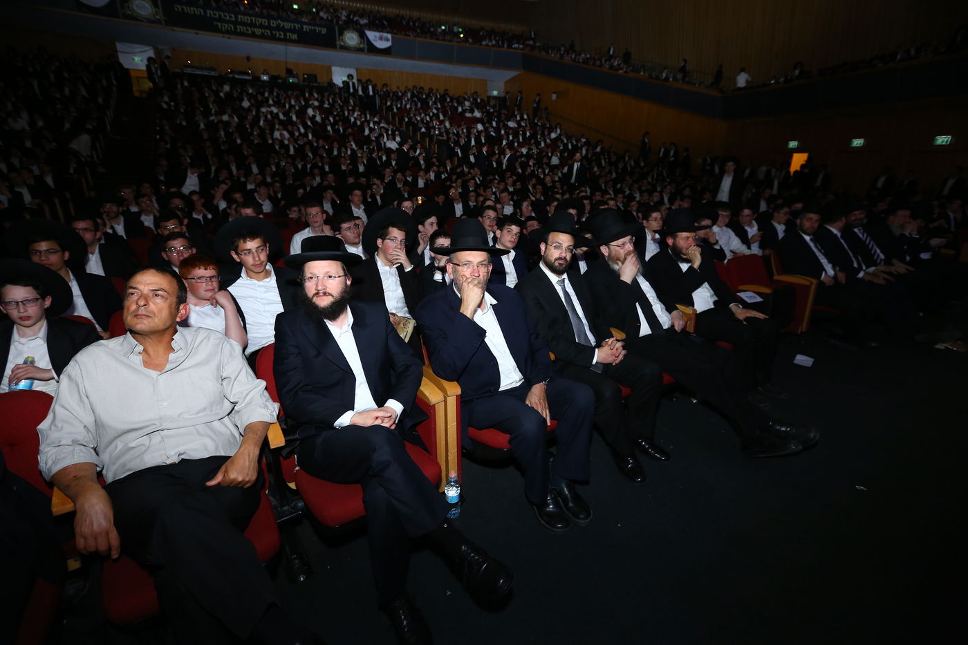 השירה האדירה של הגרב"מ אזרחי ואלפי בני הישיבות. צפו