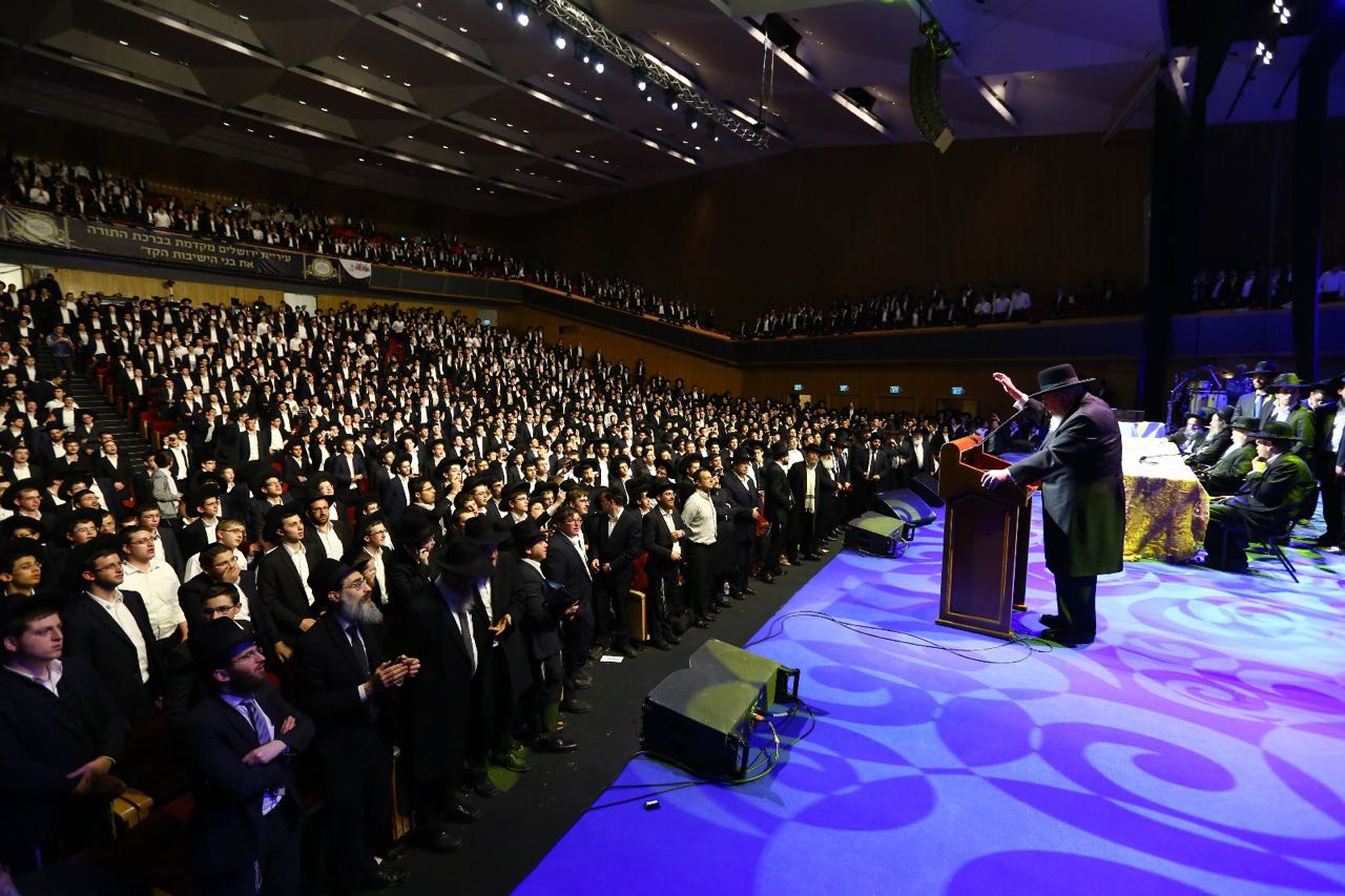 השירה האדירה של הגרב"מ אזרחי ואלפי בני הישיבות. צפו