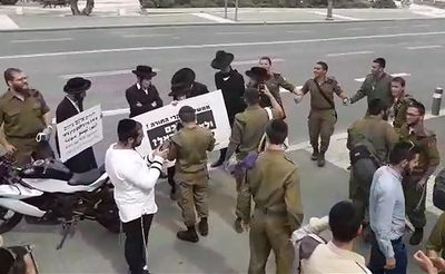 החיילים החרדים שרו ורקדו מול המפגינים הקיצוניים • צפו