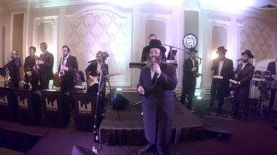 הזמר שלוימי טויסיג בליווי שימי לוי ו'שירה'