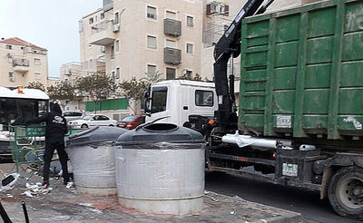 עובדי העירייה התגייסו לחיפוש התכשיטים בפח האשפה