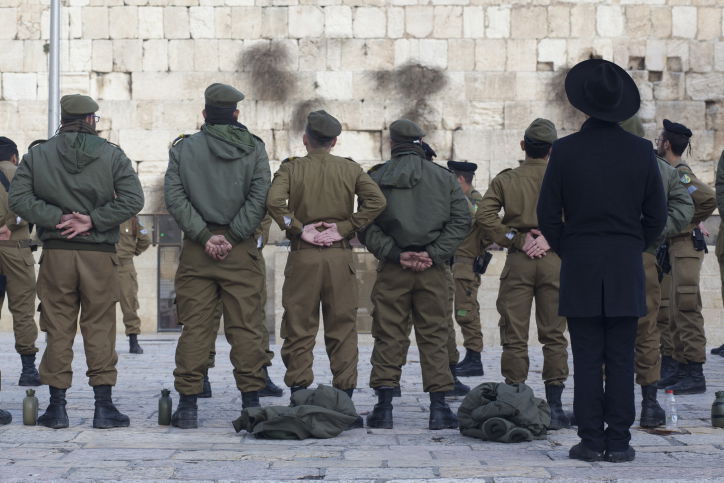 "המוחים נגדנו מבטלים תורה". אילוסטרציה