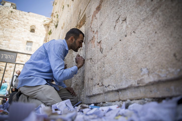 הכותל המערבי התנקה לקראת הפסח. צפו