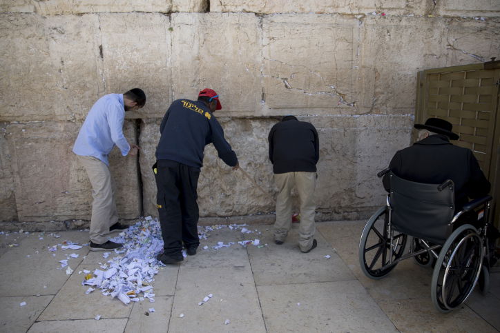 הכותל המערבי התנקה לקראת הפסח. צפו