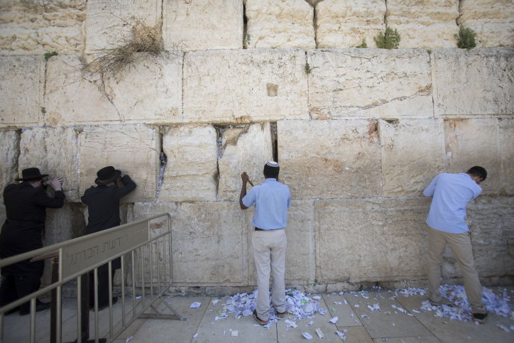 הכותל המערבי התנקה לקראת הפסח. צפו