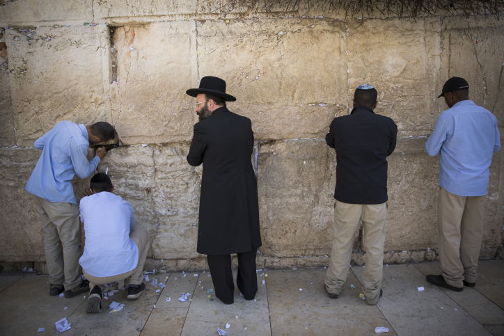 הכותל המערבי התנקה לקראת הפסח. צפו