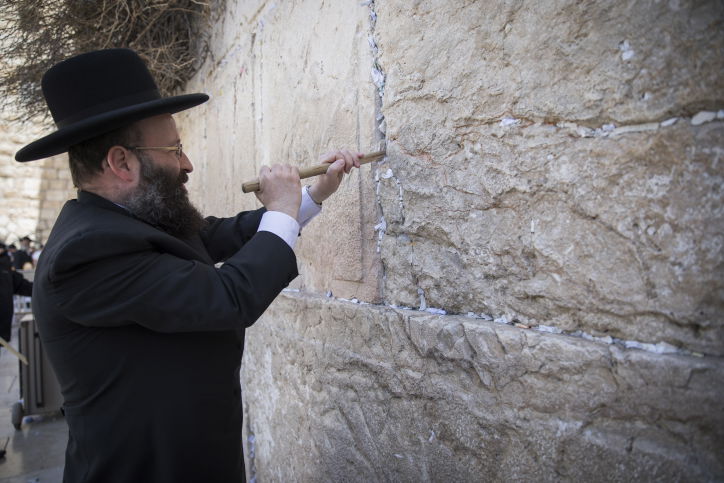 הכותל המערבי התנקה לקראת הפסח. צפו