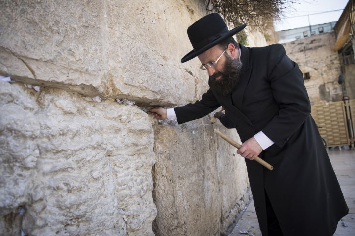 הכותל המערבי התנקה לקראת הפסח. צפו