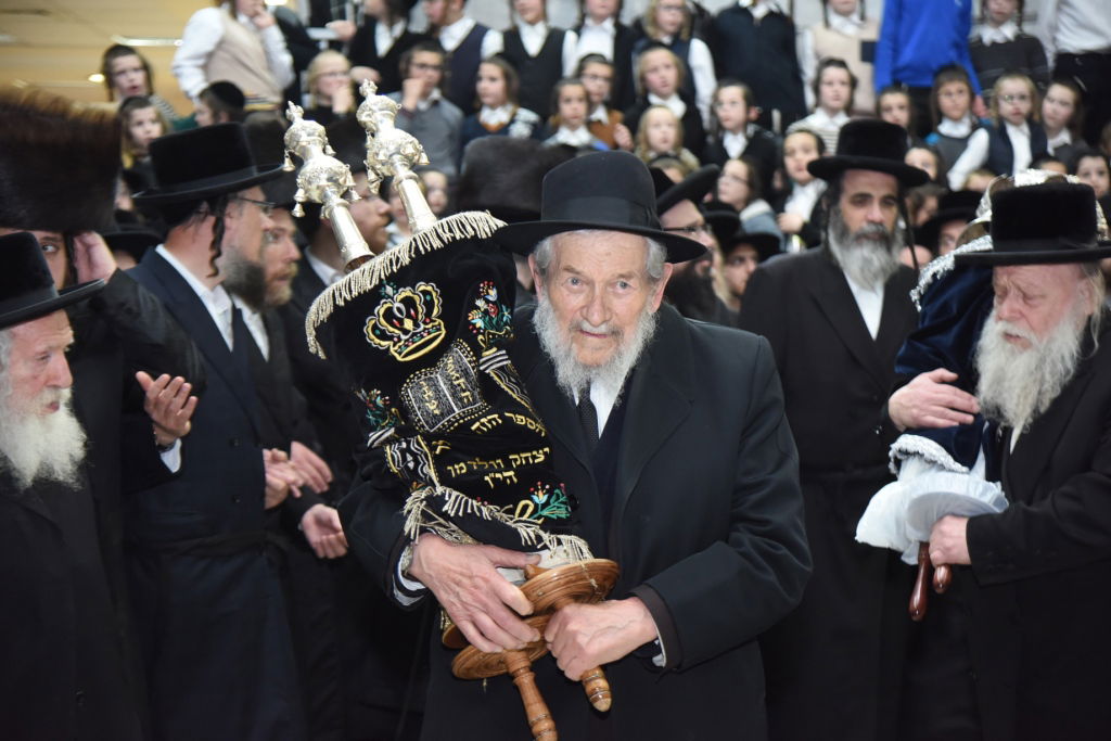 גלריה: הכנסת ספר תורה לביהמ"ד צאנז בירושלים