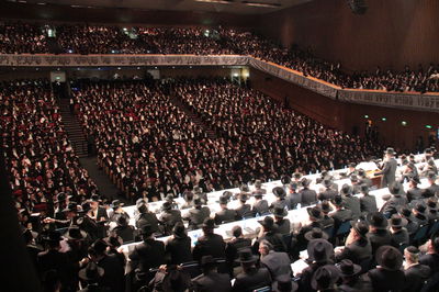 כינוס בבנייני האומה בראשות הגר"ש אוירבך. ארכיון