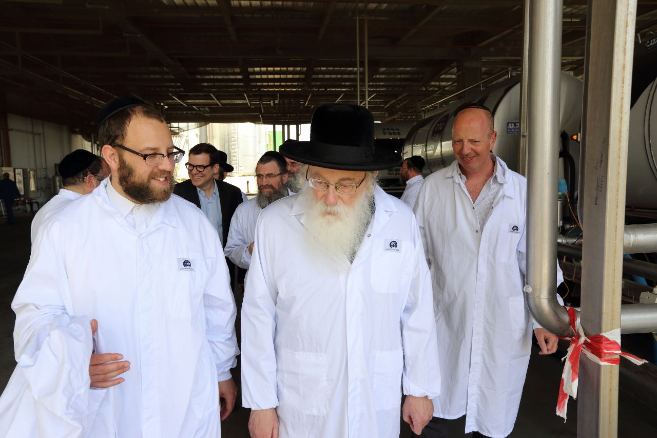 פיקוח רבני ומשגיחי בד"ץ אגודת ישראל במחלבת טרה.