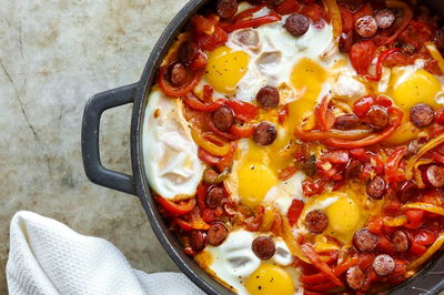 שקשוקה מהירה עם נקניקיות