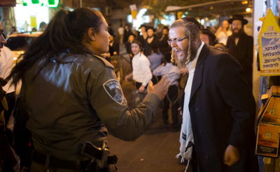 התפרעות מול ביתו של הרב הבלין. אילוסטרציה, למצולמים אין קשר לידיעה