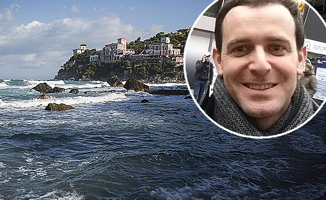 מני ברומר על רקע חופי טוסקנה