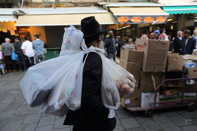 לוקחים כל שקית ברצינות - במיוחד בקניות לפסח. אילוסטרציה