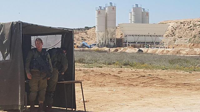 הוקם מתקן לייצור בטון לחומה בגבול עזה