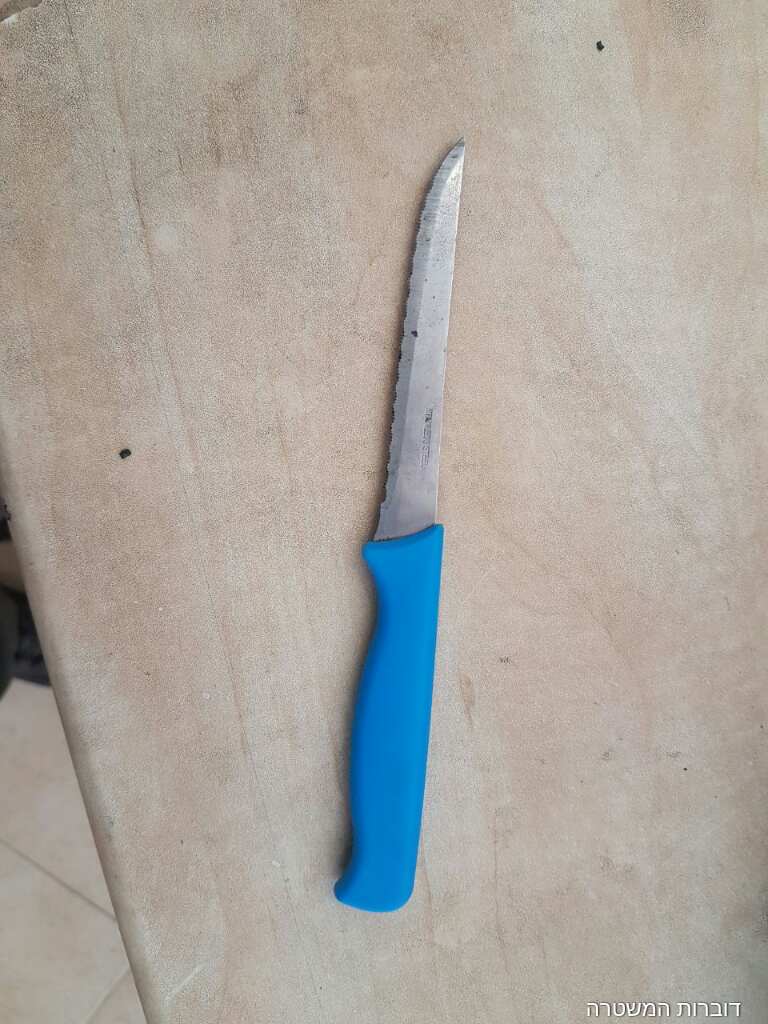 הלוחמים חשפו סכין מטבח בין ספרי הלימוד