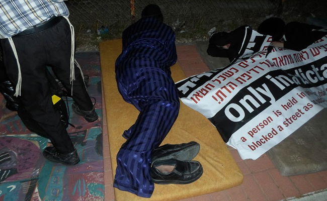 גיוועלד: מחאת המזרונים של אברכי 'העדה החרדית' מול הכלא