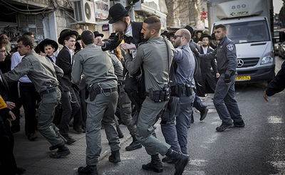 חרדים מבוגרים מתחננים בפני הצעירים לחדול מהתנהגותם