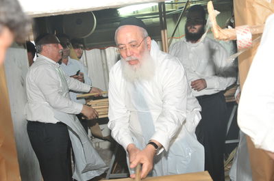 הרב עמאר בהכנת מצת מצווה במאפיית תפארת המצות.