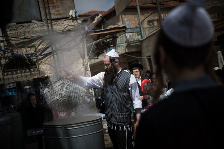 כך מגעילים כלים לפסח במאה שערים • צפו