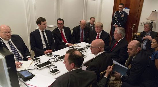 טראמפ ומקורביו בעת התקיפה בסוריה. באנון - מאחור