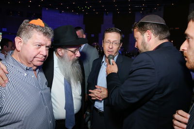 יו"ר המחנה הציוני ח"כ יצחק הרצוג מברך