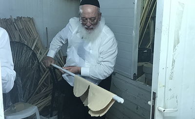 הראשל"צ הגאון רבי שלמה עמאר באפיית מצות. צפו