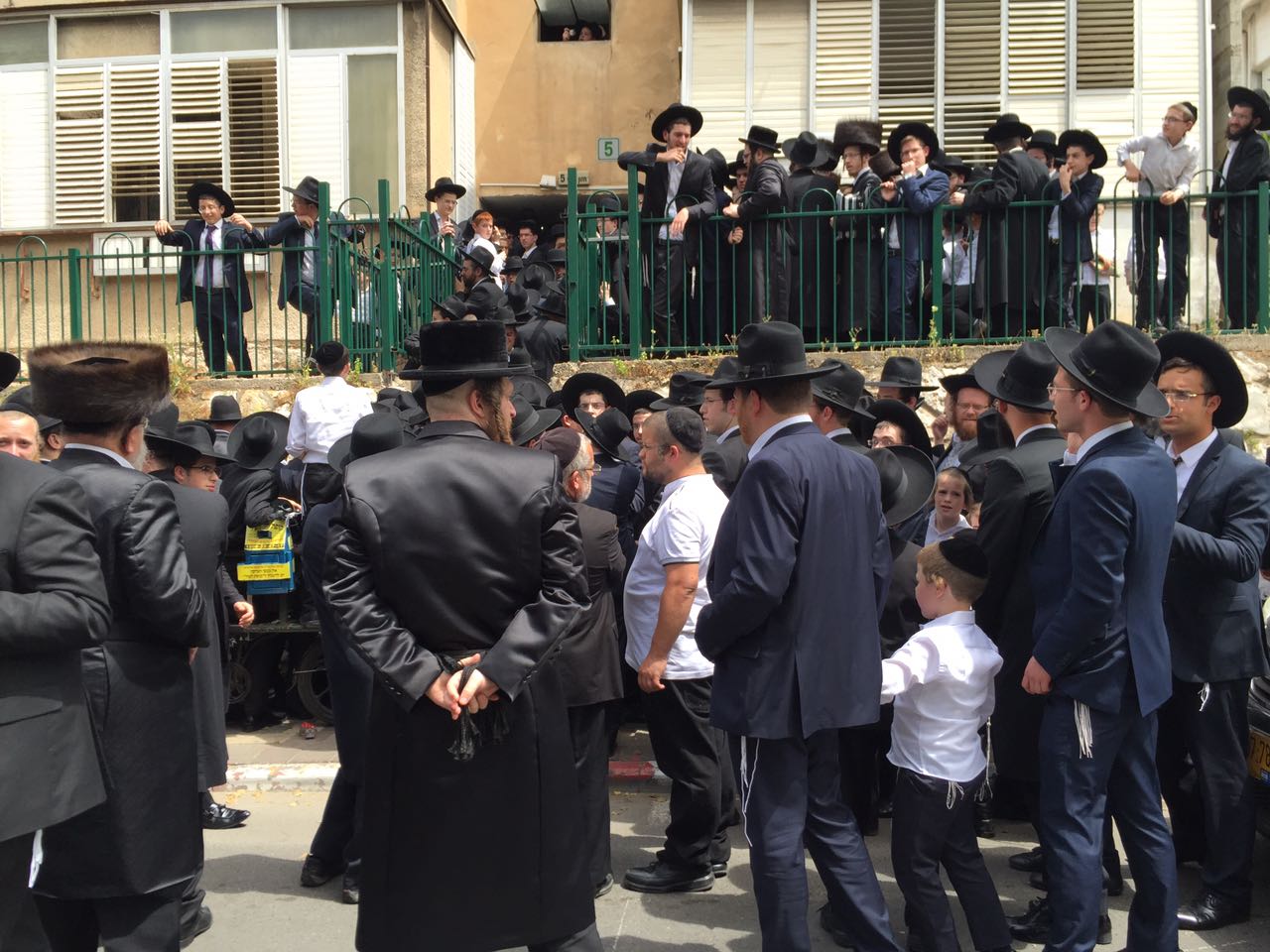 ממתינים מחוץ לבית