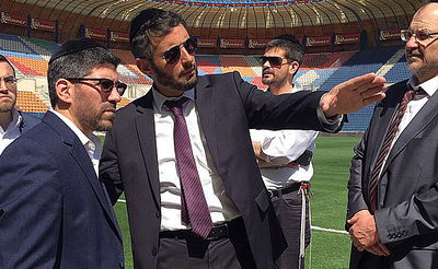 כותב השורות (משמאל) בטדי