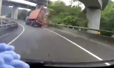 משאית מתהפכת ונעלמת מהכביש • צפו