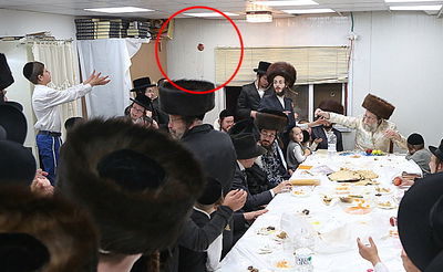 האדמו"ר נעל את החג וזרק תפוחים • צפו