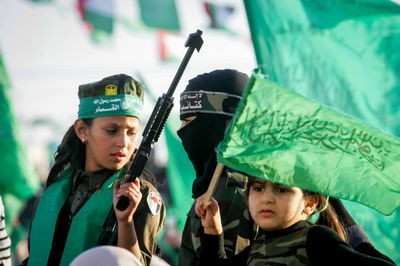 צעירות עזתיות בעת תהלוכת חמאס. אילוסטרציה