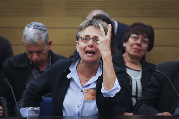 לאה גולדין בכתה: "בני כבר לא גיבור" - והשליכה כוס מים