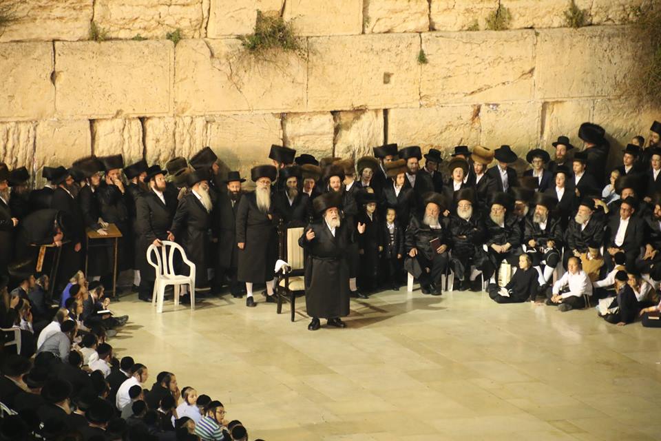 הרבי מויז'ניץ ואלפי חסידיו בכותל המערבי  • תיעוד מדהים