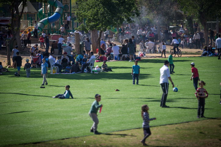 ביום חמישי יהיה נאה והטמפרטורות יהיו רגילות לעונה. למחרת תחול עלייה ניכרת בטמפרטורות וייעשה חם מהרגיל עד שרבי. בשבת יהיה שרבי, ועומס חום כבד ישרור ברוב אזורי הארץ.