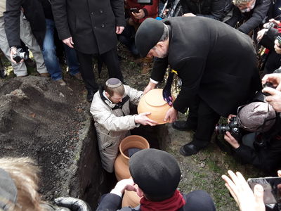 גווילי התורה עם טיפות הדם נקברו בוורשא