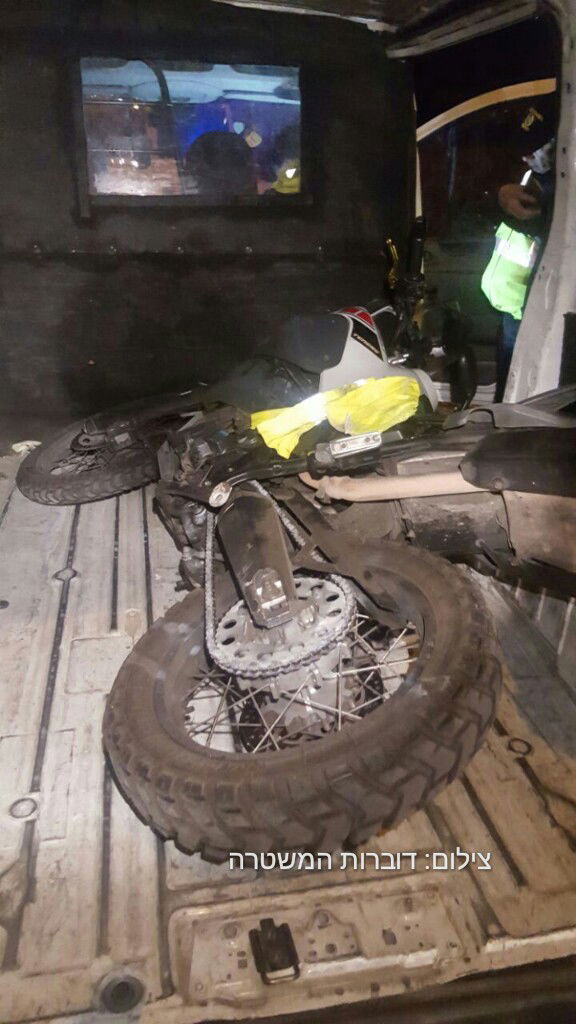 שוטרים עצרו את כביש 1 ותפסו חולית גנבים