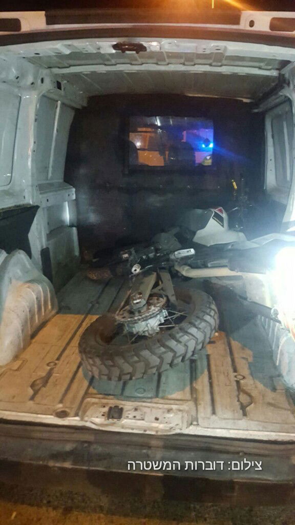 שוטרים עצרו את כביש 1 ותפסו חולית גנבים