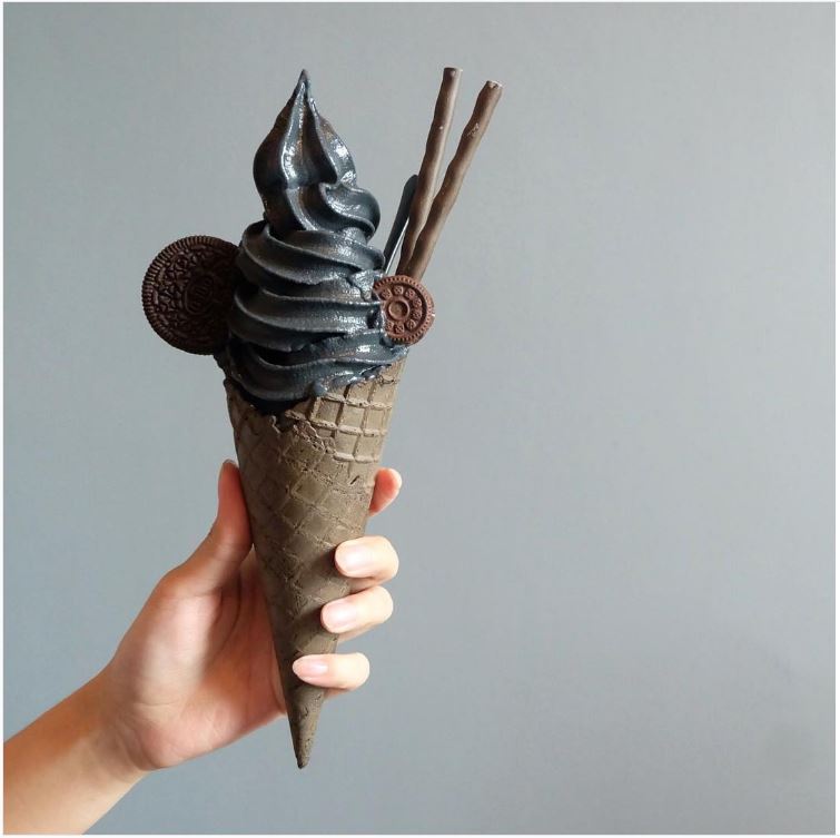 סיוט שהתגשם? אינסטגרם מוצף בתמונות של גלידה שחורה